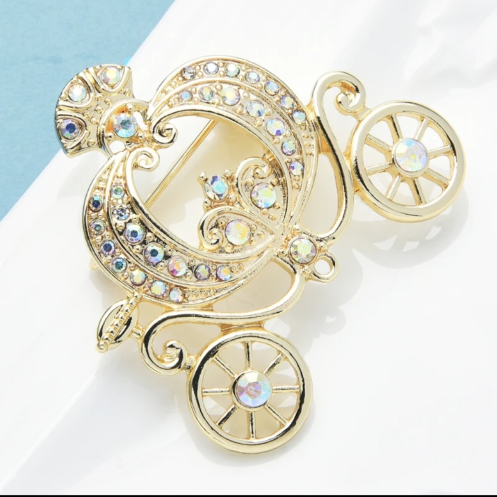 🆕Bling Carriage Brooche.
